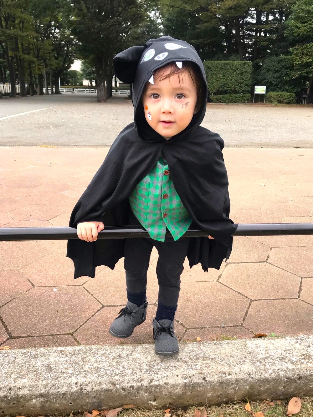 「WEARハロウィン2022、ハロウィン、おとこのこ、2歳、halloween」｜「H&Mのアイテム（ファッション雑貨、ブラック系）」を使った、たみおとたまにこどもさん（キッズ・90cm）の秋コーディネートの1枚目の写真