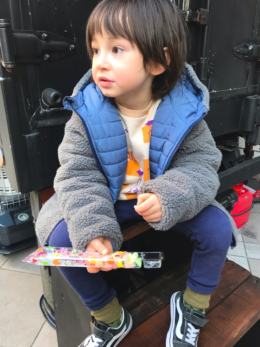 「男の子、110cm、GAP、moimoln、カジュアル、ニット、ootd、スニーカーコーデ、VANS、おとこのこ、男の子コーデ」｜「GAPのアイテム（ダウンジャケット/コート、グレー系）」を使った、たみおとたまにこどもさん（キッズ・110cm）の冬コーディネートの1枚目の写真