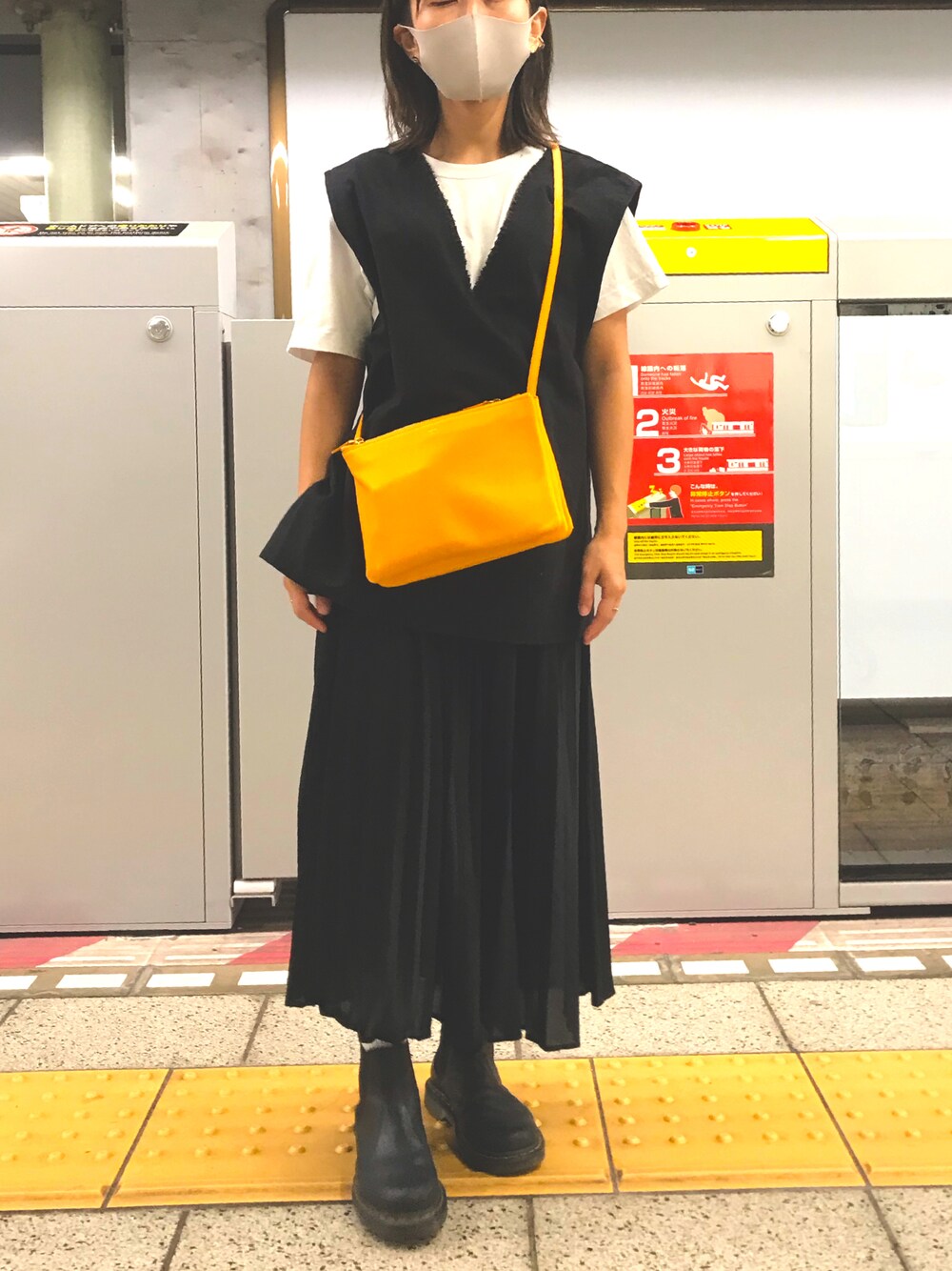 「大人カジュアル、シンプルコーデ、ママコーデ、カジュアル、秋コーデ、ワンポイント、ワントーンコーデ、モノトーンコーデ、ブラック」｜「しまむらのアイテム（ベスト、ブラック系）」を使った、たみおとたまにこどもさん（レディース・153cm）の秋コーディネートの1枚目の写真