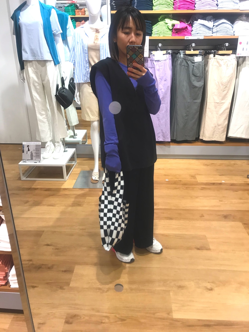 「休日コーデ、オトナカジュアル、低身長、パンツスタイル、モノトーンコーデ、ハンドバッグ、ママコーデ」｜「URBAN RESEARCHのアイテム（ベスト、ブラック系）」を使った、たみおとたまにこどもさん（レディース・153cm）の春コーディネートの1枚目の写真