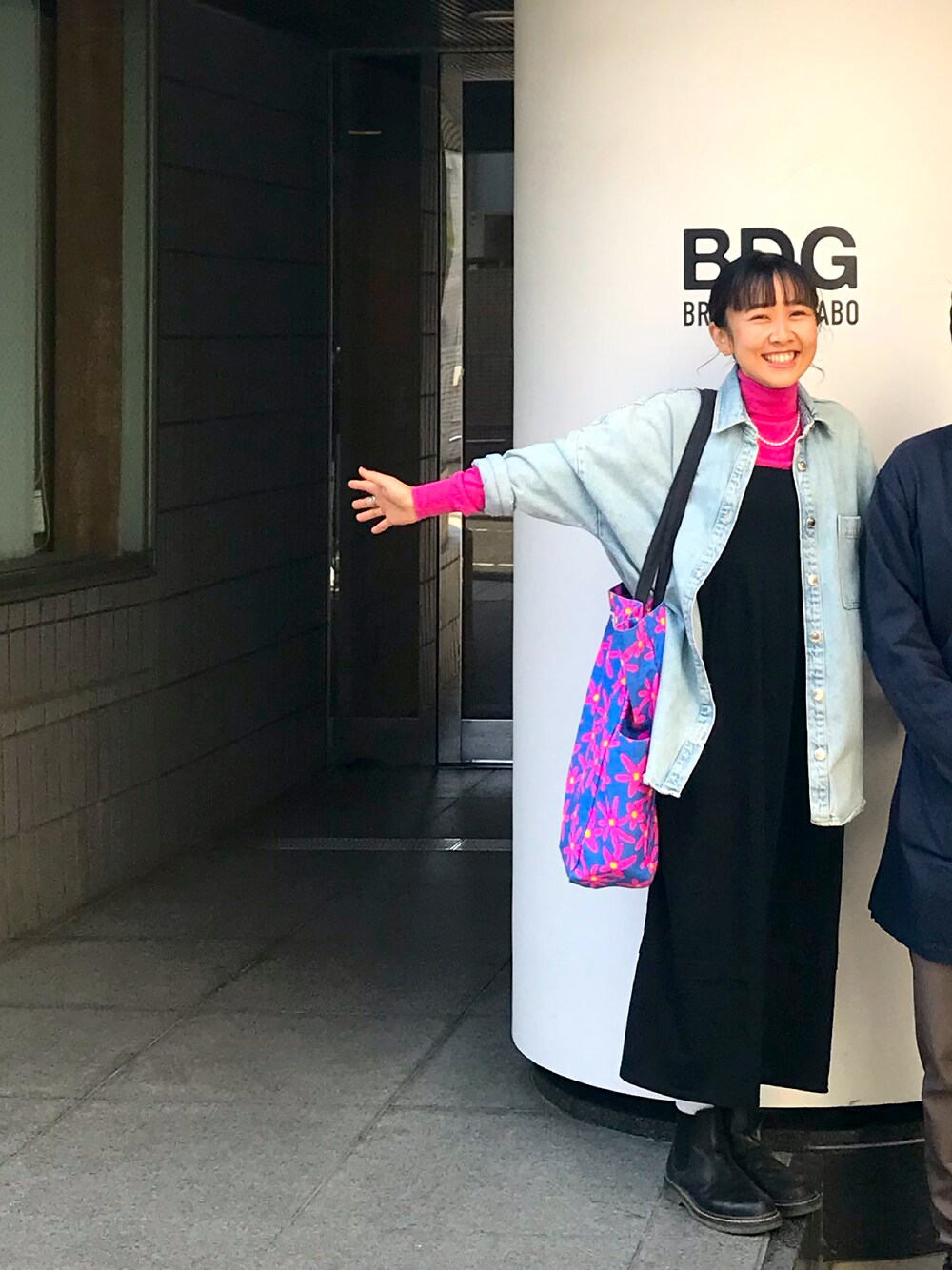 「シンプルコーデ、ピンク、デニムジャケット、休日スタイル、ママコーデ、低身長、春」｜「ZARAのアイテム（デニムジャケット、ブルー系）」を使った、たみおとたまにこどもさん（レディース・153cm）の春コーディネートの1枚目の写真