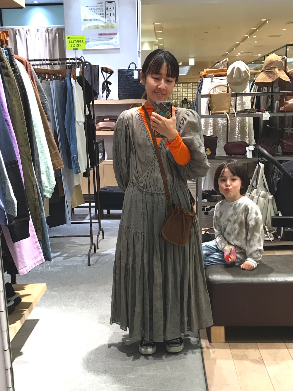 「きれいめカジュアル、ワンピース、ママコーデ、スニーカーコーデ、春夏コーデ、低身長、ガーリー、シースルートップス、Uhr」｜「Uhrのアイテム（ワンピース/ドレス、グリーン系）」を使った、たみおとたまにこどもさん（レディース・153cm）の春コーディネートの1枚目の写真