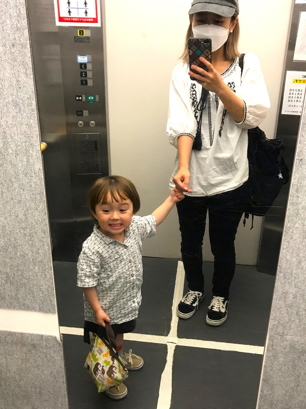「カジュアル、低身長、親子コーデ、親子でおそろい、リンクコーデ、男の子、2歳、VANS、モノトーン、シンプルコーデ」｜「JOURNAL STANDARDのアイテム（シャツ/ブラウス、ホワイト系）」を使った、たみおとたまにこどもさん（レディース・153cm）の夏コーディネートの1枚目の写真