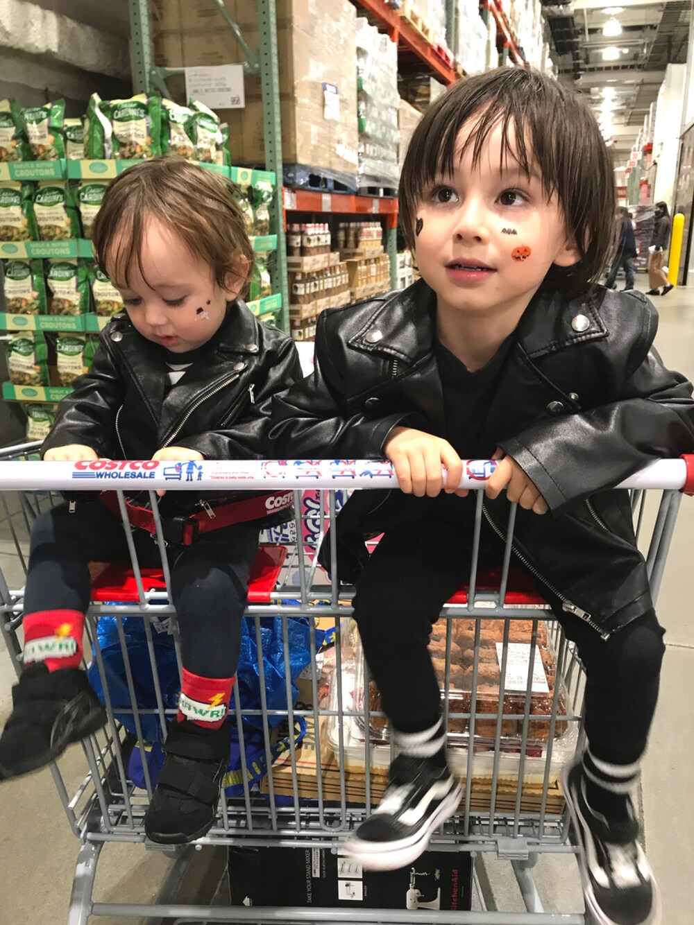「ブラック、レザージャケット、ロック、ハロウィン、キッズコーデ、男の子、兄弟コーディネート、カジュアルコーデ、こどもコーデ、wearhalloween2021」｜「GLOBAL WORKの【キッズ】PUダブルライダースジャケット/765656（ライダースジャケット、ブラック系）」を使った、たみおとたまにこどもさん（キッズ・110cm）の秋コーディネートの1枚目の写真