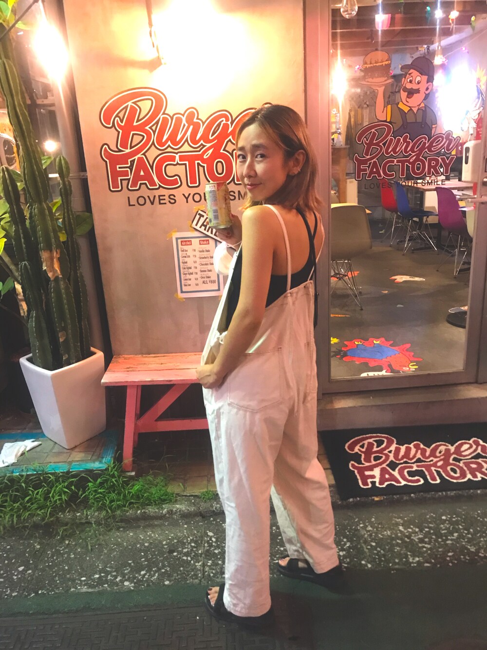 「大人カジュアル、低身長、サロペット、オーバーサイズ、キャミソール、ママコーデ、ママファッション、お洒落さんとつながりたい、プチプラコーデ、カジュアル」｜「UNIQLOのアイテム（キャミソール、ブラック系）」を使った、たみおとたまにこどもさん（レディース・153cm）の秋コーディネートの1枚目の写真