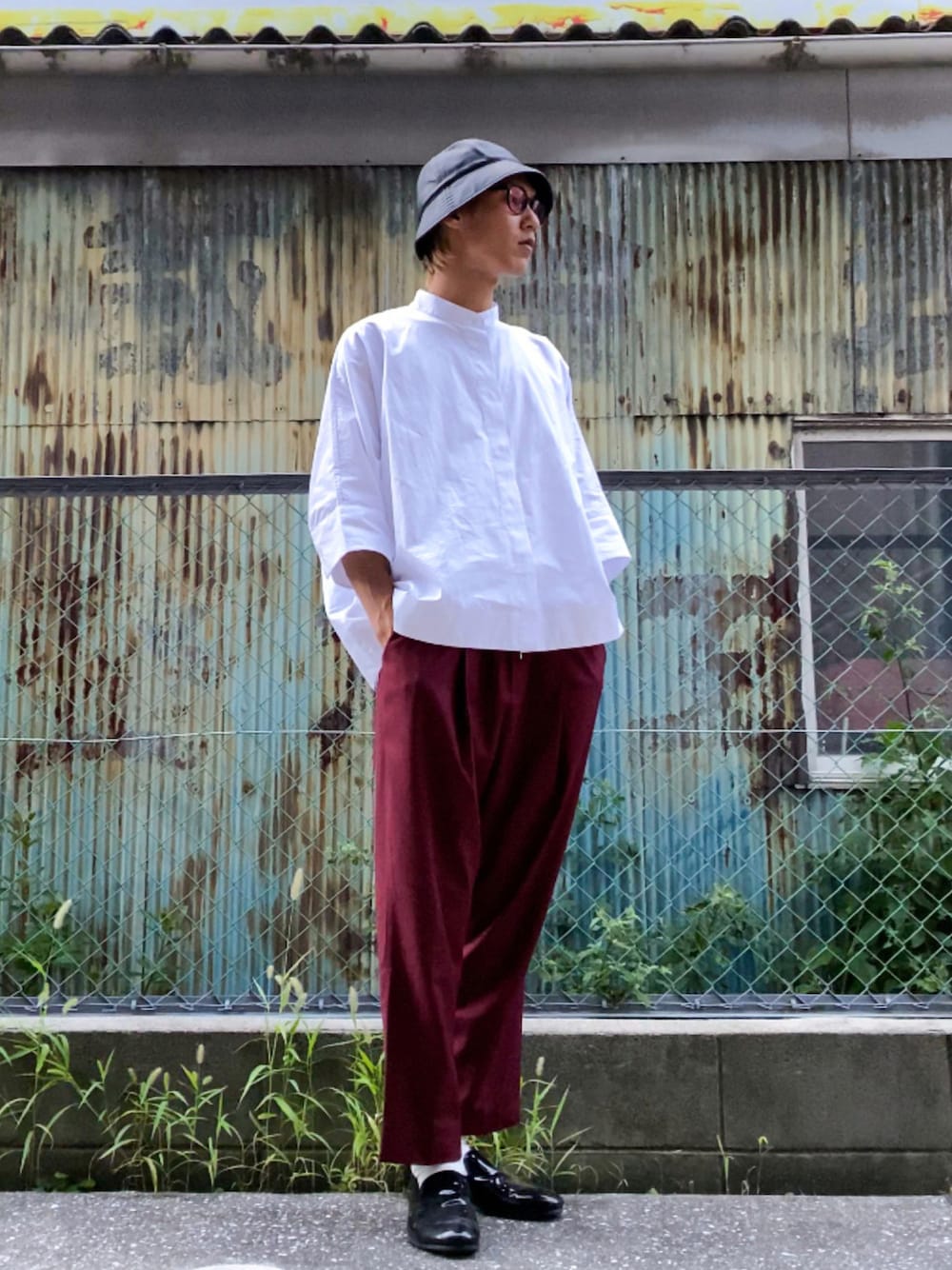 ホワイト系のシャツ/ブラウス、レッド系のパンツ、ブラック系のスリッポンを着用したメンズの秋コーディネートの1枚目の写真