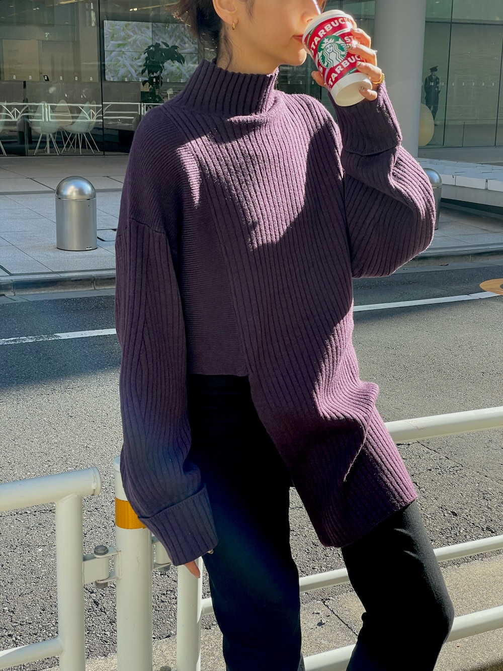 「秋コーデ、ゆったりコーデ、カジュアル、シンプル、アシンメトリー、アシンメトリートップス、パープル、ニット、秋服、ニットコーデ、オーバーサイズ、デニム、ブラックデニム」｜「CIEL'AIRのアイテム（ニット/セーター、パープル系）」を使った、erikofjsrさん（レディース・168cm）の秋コーディネートの1枚目の写真