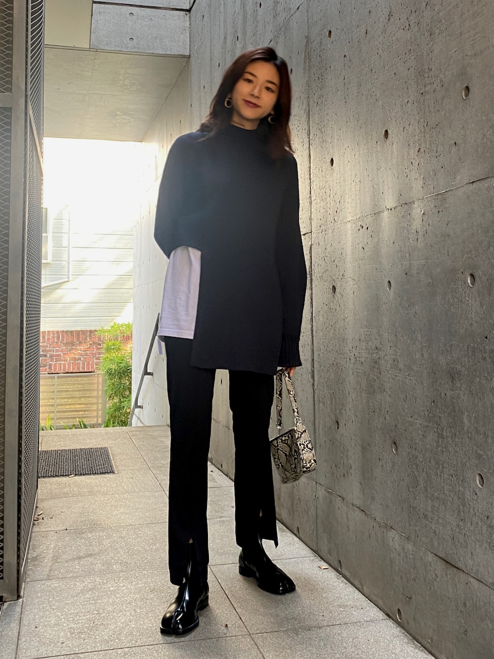 「大人コーデ、きれいめカジュアル、パンツスタイル、カジュアルコーデ、ブーツ、Maison Margiela、サイドゴアブーツ、タートルネック、ラフ、ゆったりコーデ、ニット、モノトーン、厚底シューズ、キレイめ」｜「CIEL'AIRのアイテム（ニット/セーター、パープル系）」を使った、erikofjsrさん（レディース・168cm）の秋コーディネートの1枚目の写真
