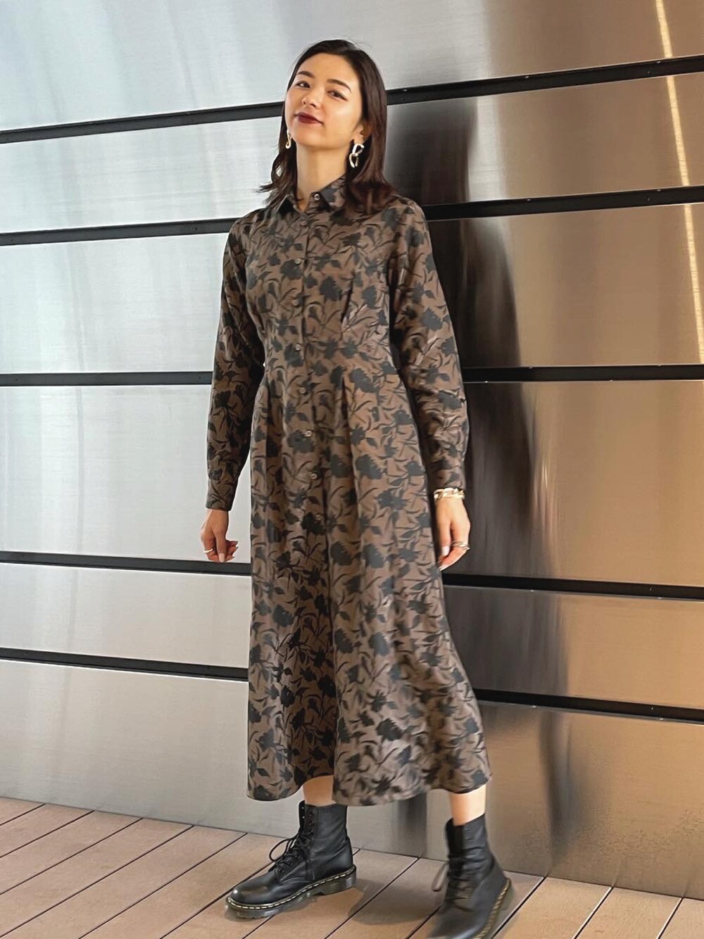 「休日スタイル、マーチン、花柄ワンピース、ワンピース、スニーカーコーデ、ブーツ、シャツワンピース、プチプラコーデ、高身長女子、シエルエアー、高身長、ブラウンコーデ、サテンワンピース、ロングワンピース、今日のコーデ」｜「CIEL'AIRのアイテム（ワンピース/ドレス、ブラウン系）」を使った、erikofjsrさん（レディース・168cm）の秋コーディネートの1枚目の写真