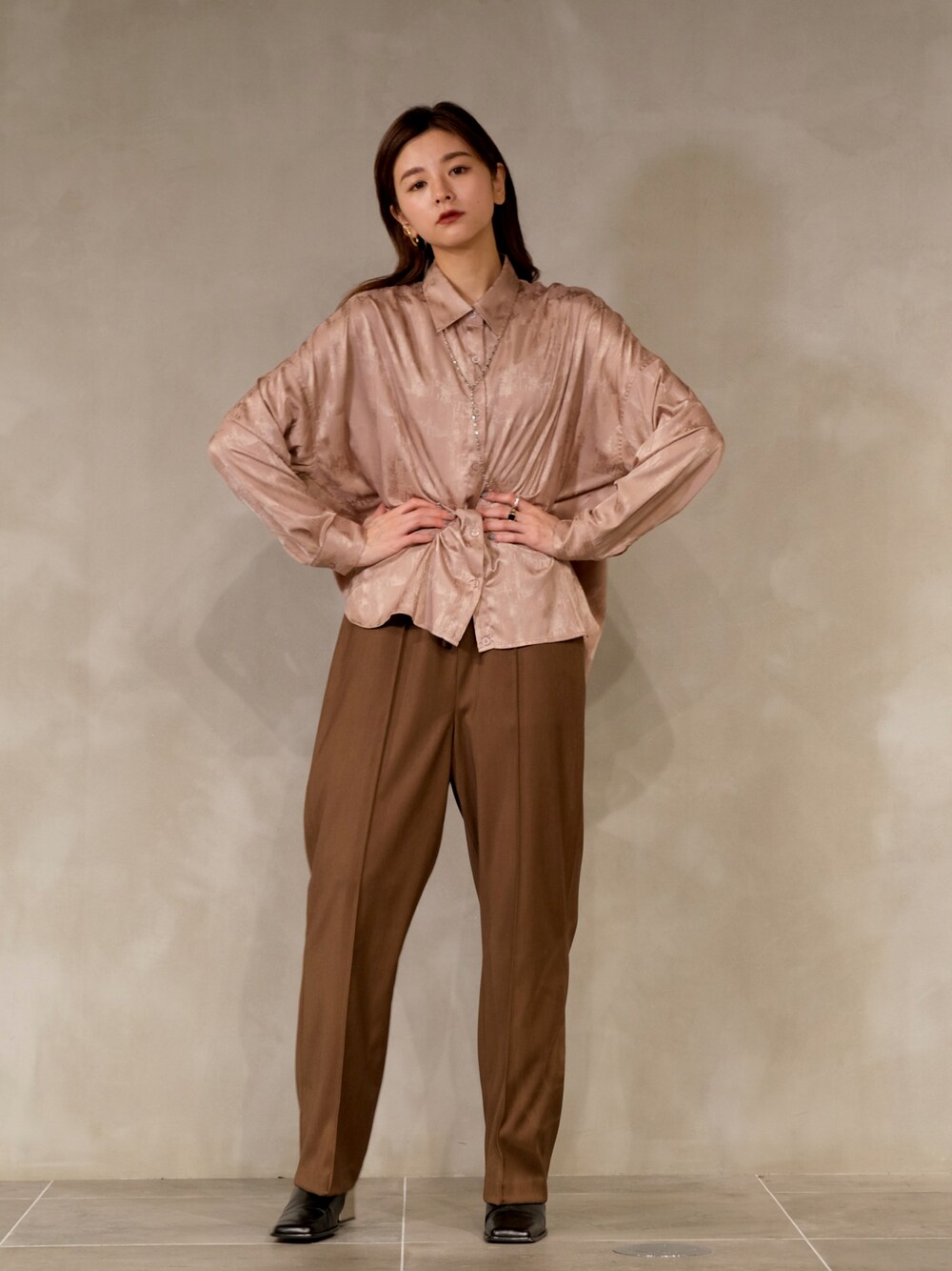「ブラウス、ピンク、ジャガード、サテンブラウス、休日コーデ、ブラウスコーデ、マニッシュ、タックパンツ、ootd、ゆるコーデ」｜「CIEL'AIRのアイテム（シャツ/ブラウス、ピンク系）」を使った、erikofjsrさん（レディース・168cm）の夏コーディネートの1枚目の写真