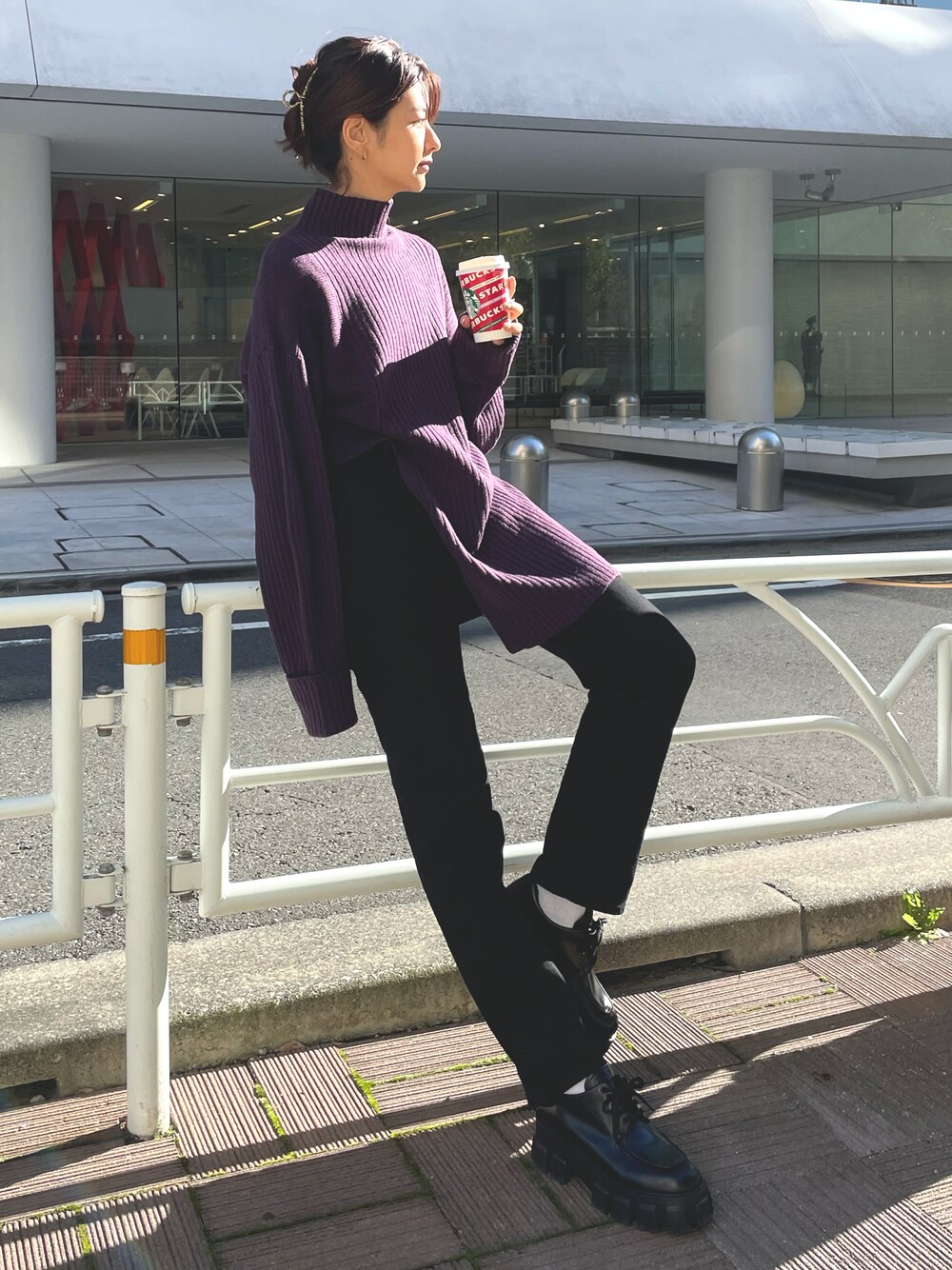 「秋のコーデ、大人女子、ラクチンコーデ、カジュアルコーデ、アシンメトリー、セーター、ハイネック、ハイネックニット、パンツコーデ、ニット、高身長女子、ブラックデニム、デニム、冬、厚底シューズ」｜「CIEL'AIRのアイテム（ニット/セーター、パープル系）」を使った、erikofjsrさん（レディース・168cm）の秋コーディネートの1枚目の写真