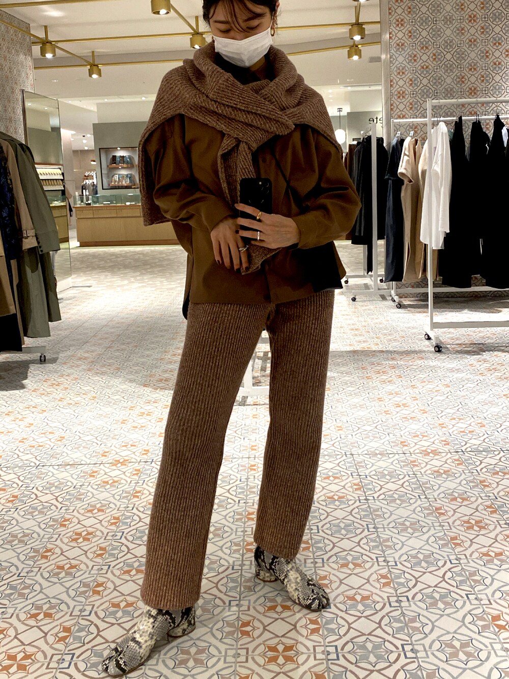 「オトナカジュアル、冬、オトナ女子、肩掛け、ootd、ラクチンコーデ、セットアップ、セットアップスタイル、マルジェラ、タビシューズ、ワントーンコーデ、ニット、プチプラ、ニットパンツ、おしゃれさんと繋がりたい」｜「CIEL'AIRのアイテム（ニット/セーター、ブラウン系）」を使った、erikofjsrさん（レディース・168cm）の冬コーディネートの1枚目の写真