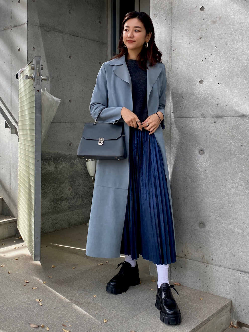 「秋コーデ、プリーツスカート、ブルーコーデ、ロングコート、ブルーコート、高身長女子、華麗めカジュアル、革靴、厚底シューズ、お洒落さんとつながりたい、コンバース、ワントーンコーデ、ローファー、白ソックス」｜「CIEL'AIRのアイテム（スカート、ブルー系）」を使った、erikofjsrさん（レディース・168cm）の秋コーディネートの1枚目の写真