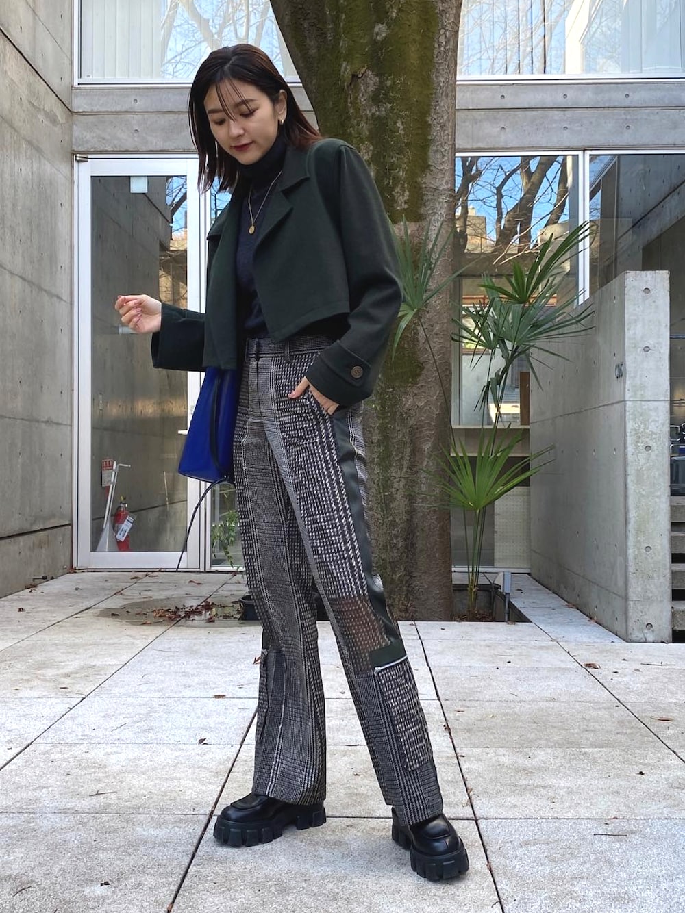 「ショート丈、ジャケットスタイル、パンツスタイル、冬、オトナカジュアル、おしゃれさんと繋がりたい、秋冬コーデ、オトナ女子、ボリューム袖、高身長女子、高身長コーデ、ハイネック、きれいめカジュアル、ラクチンコーデ、スニーカー」｜「CIEL'AIRのアイテム（ジャケット/アウター、グリーン系）」を使った、erikofjsrさん（レディース・168cm）の冬コーディネートの1枚目の写真