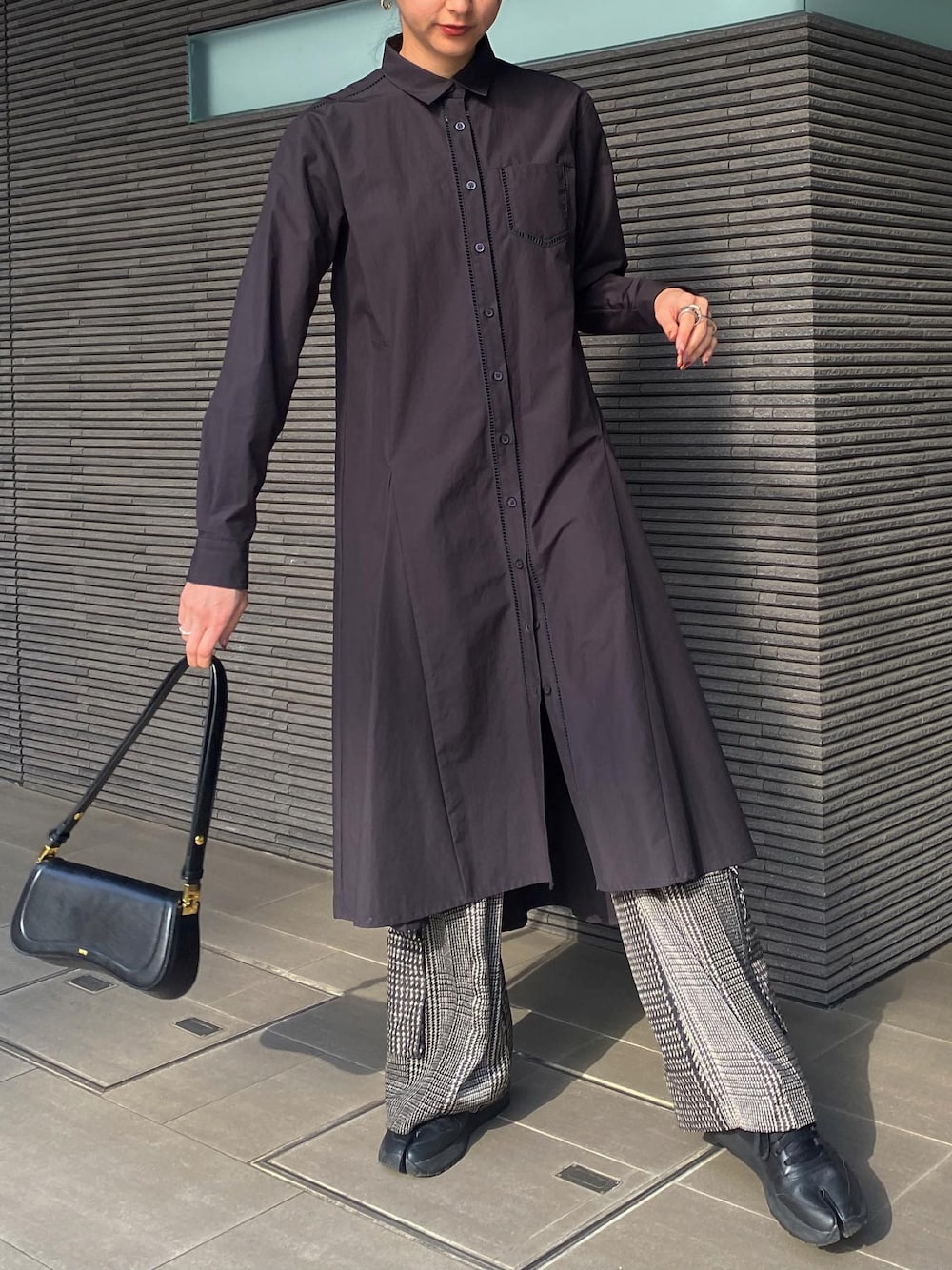 「シャツワンピース、休日スタイル、カジュアル、スニーカー、ブラックコーデ、高身長女子、高身長コーデ、レイヤードスタイル、チェックパンツ、パンツスタイル、スニーカー女子、春コーデ、ワンピース、モノトーン、春こーで」｜「CIEL'AIRのアイテム（シャツワンピース、ブラック系）」を使った、erikofjsrさん（レディース・168cm）の春コーディネートの1枚目の写真