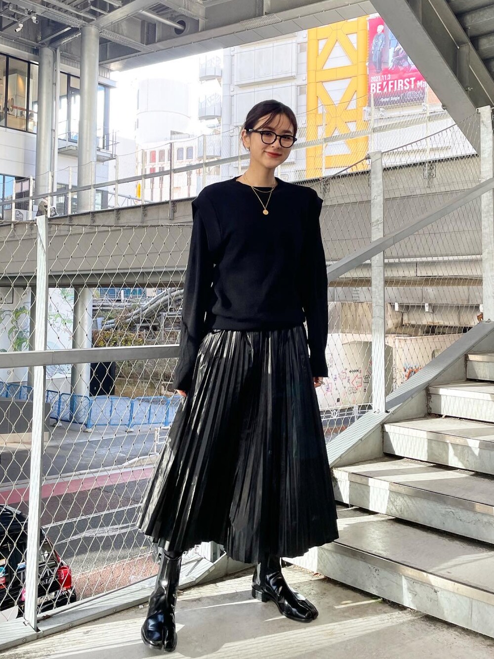 「休日コーデ、カジュアル、オールブラック、ブラックコーデ、ブラック、スカート、プリーツスカート、メガネ女子、伊達メガネ、セーターニット、ニット、オトナカワイイ、ボリューム袖、高身長コーデ、マルジェラ」｜「CIEL'AIRのアイテム（スカート、ブラック系）」を使った、erikofjsrさん（レディース・168cm）の冬コーディネートの1枚目の写真