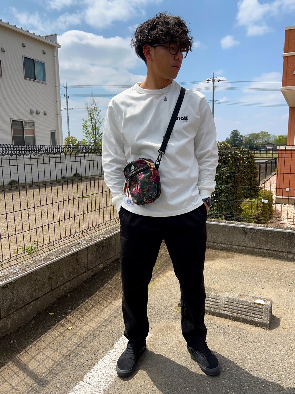 ホワイト系のTシャツ/カットソー、ブラック系のその他パンツ、ブラック系のスニーカーを着用したメンズの春コーディネートの1枚目の写真