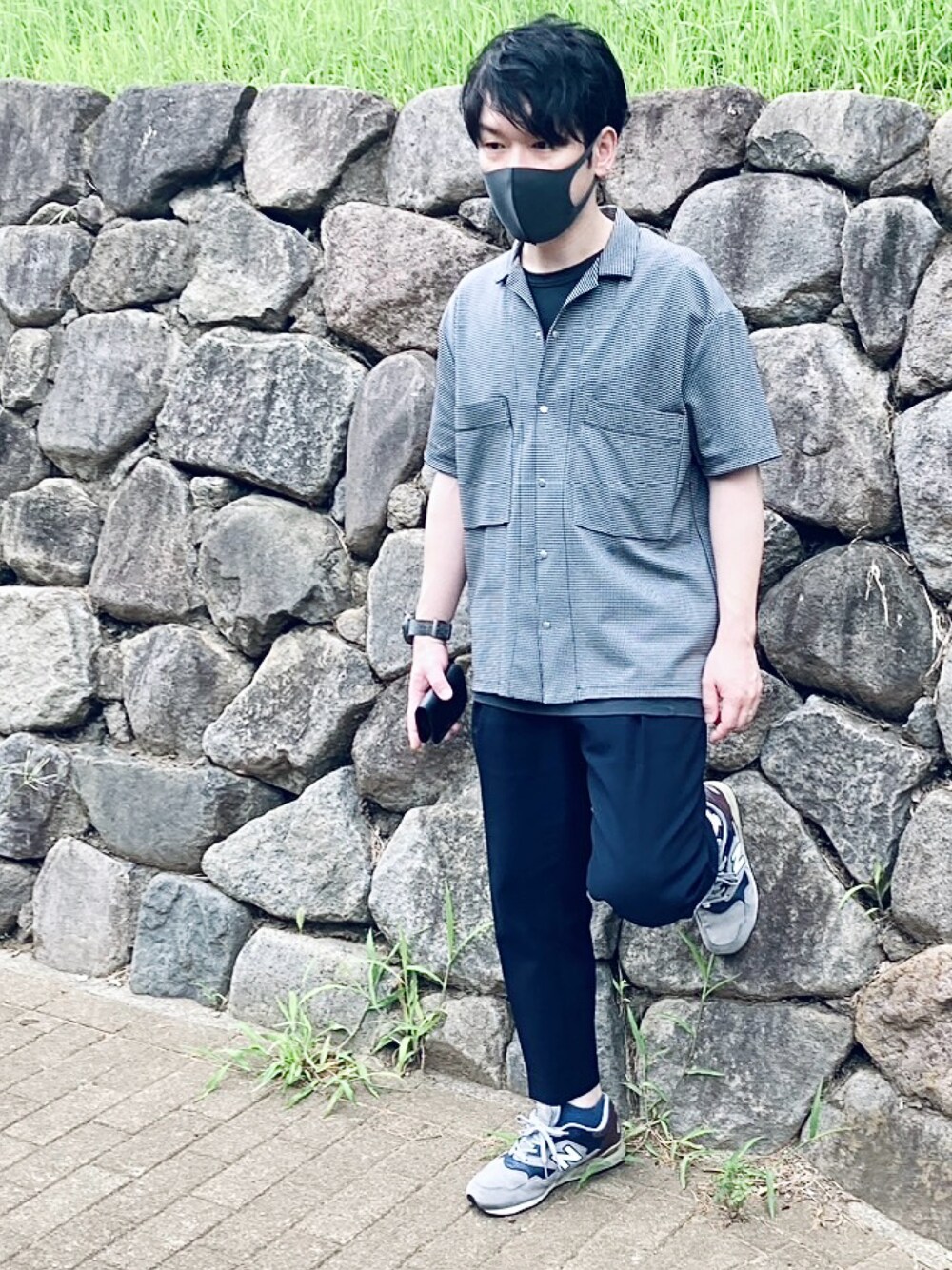 「レイヤードスタイル、シンプルコーデ、シンプル、夏コーデ、夏、シャツスタイル、モノトーン」｜「NEW BALANCEのアイテム（スニーカー、グレー系）」を使った、GREVENさん（メンズ・168cm）の夏コーディネートの1枚目の写真