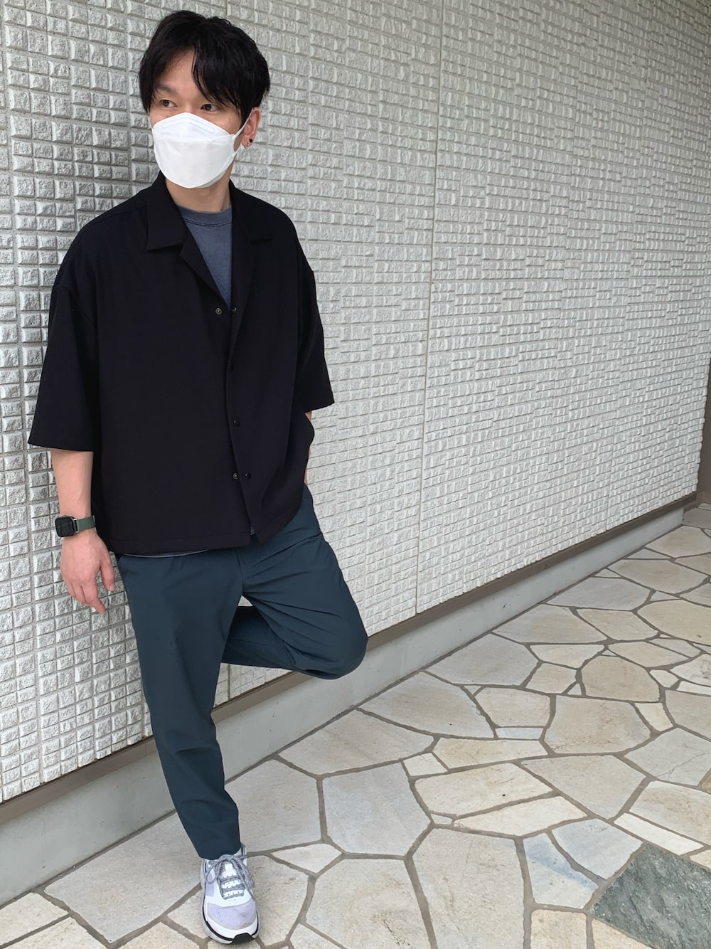 ホワイト系のスニーカー、グリーン系のスラックス、ブラック系のシャツ/ブラウスを着用したメンズの秋コーディネートの1枚目の写真