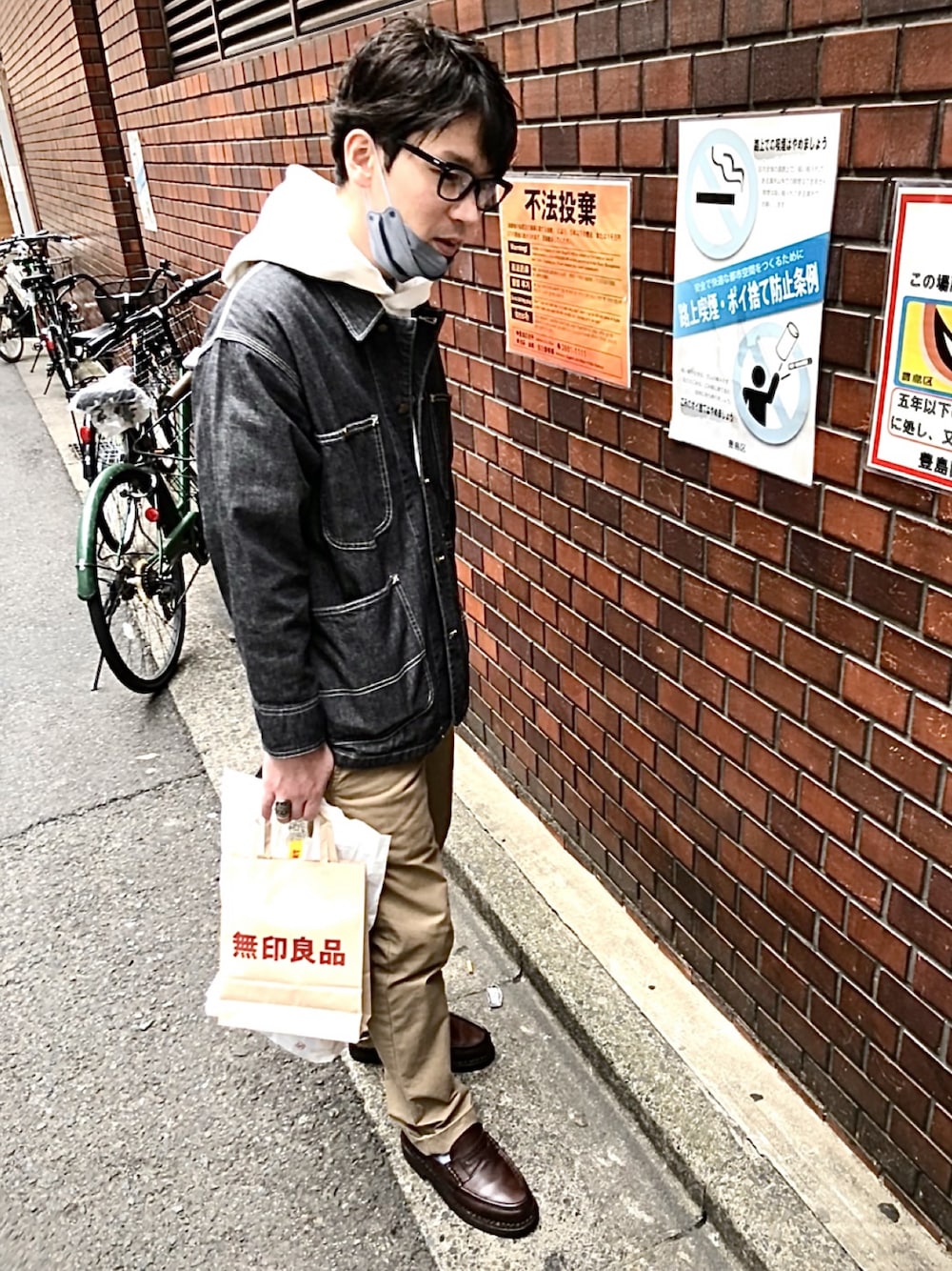 ブラウン系のローファー、ベージュ系のチノパンツ、ブラック系のカバーオールを着用したメンズの春コーディネートの1枚目の写真