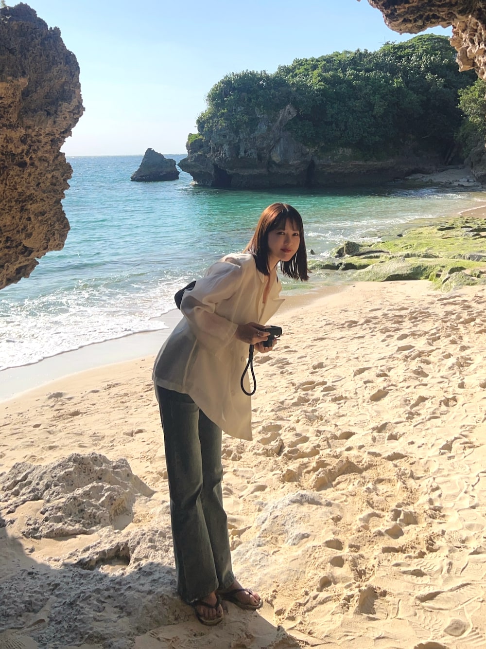 「shein、シアージャケット、デニム、シンプルコーデ、オトナカジュアル、ビーチサンダル、春、旅行コーデ」｜「havaianasの【havaianas】ハワイアナス　TOP（トップ）ビーチサンダル/ビーサン（ビーチサンダル、ブラウン系）」を使った、諭吉⛄️さん（レディース・169cm）の春コーディネートの1枚目の写真
