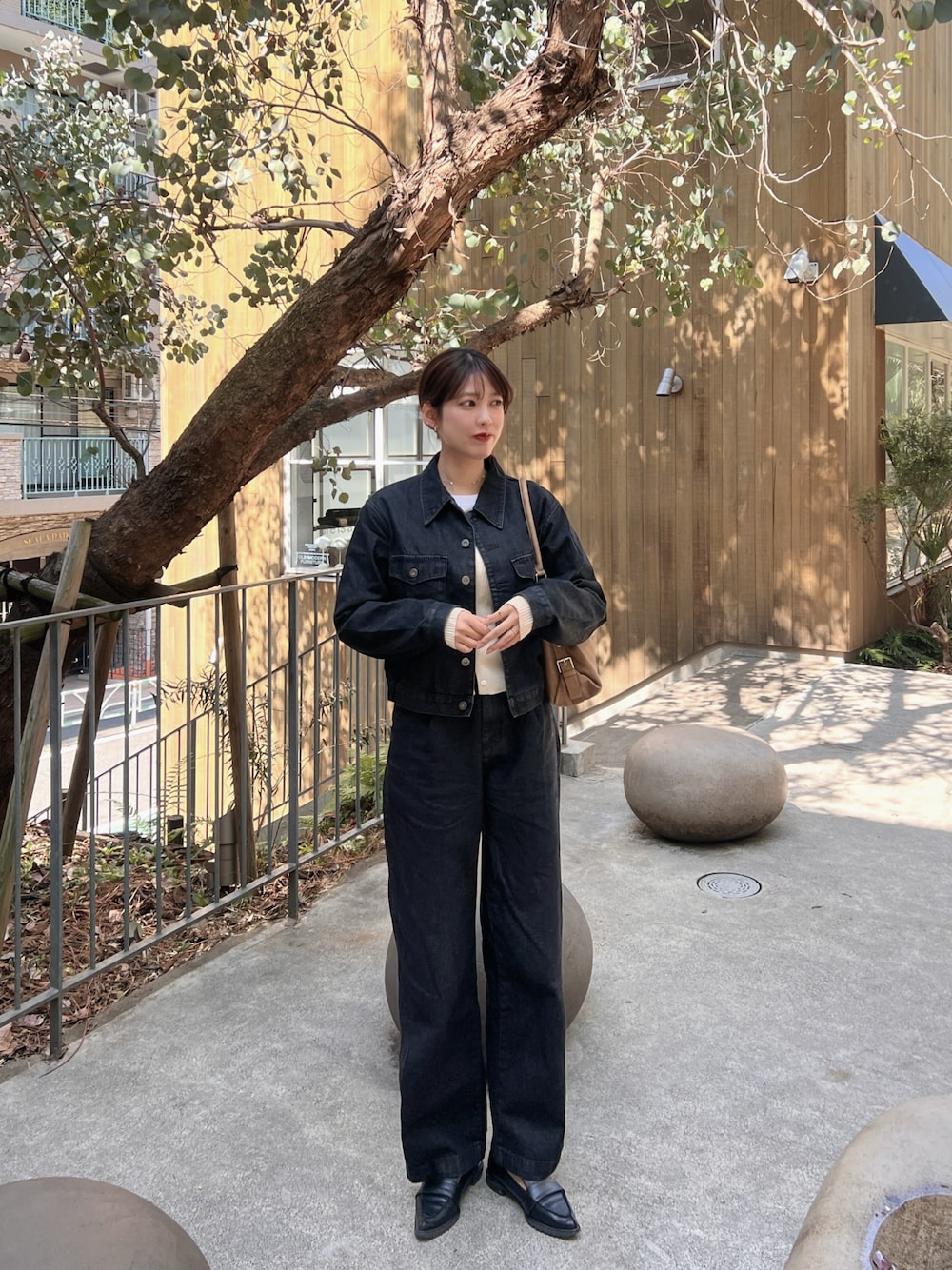 「デニムセットアップ、無印良品、和紙、シンプルコーデ、ラフ、デニムシャツ、春、春服コーデ」｜「MUJI Laboの〔MUJI Labo〕婦人　和紙混デニムパンツ（ダークグレー）（デニムパンツ、グレー系）」を使った、諭吉⛄️さん（レディース・169cm）の春コーディネートの1枚目の写真