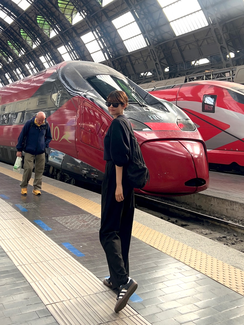 「ゆるコーデ、旅行、飛行機スタイル、秋っぽコーデ更新中、オトナカジュアル」｜「adidasのアイテム（スニーカー、ブラック系）」を使った、諭吉⛄️さん（レディース・169cm）の秋コーディネートの1枚目の写真