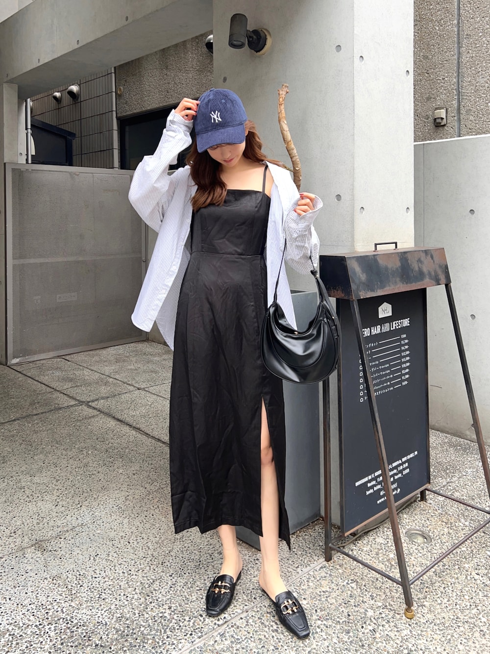 「キャミワンピ、スリット、ニューエラ、キャップ、シャツスタイル、シャツ」｜「BEAMSのNEW ERA × BEAMS / 別注 9Thirty Corduroy Cap（キャップ、ブルー系）」を使った、諭吉⛄️さん（レディース・169cm）の春コーディネートの1枚目の写真