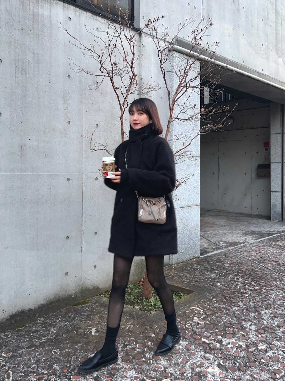 「冬コーデ、冬服、アウター、今日のコーデ、ootd、ブラック、シャギーコート、ステンカラーコート」｜「SESTOの高機能立体インソール採用！厚底タンクソールポインテッドトゥローファー（ローファー、ブラック系）」を使った、諭吉⛄️さん（レディース・169cm）の冬コーディネートの1枚目の写真