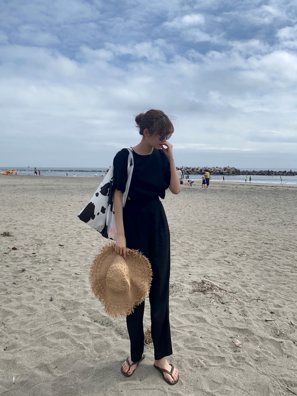 「🐄、牛柄、ラフ、ビーチ、ビーサンコーデ」｜「BAGGUのSTANDARD BAGGU 313.カウ（エコバッグ/サブバッグ、ホワイト系）」を使った、諭吉⛄️さん（レディース・169cm）の夏コーディネートの1枚目の写真