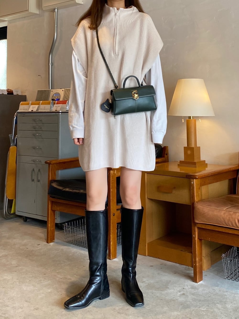 「秋服、ロングブーツ、ニットワンピース、ニット」｜「Maison KitsuneのFOX HEAD LEATHER KEYRING（キーホルダー、イエロー系）」を使った、諭吉⛄️さん（レディース・169cm）の秋コーディネートの1枚目の写真