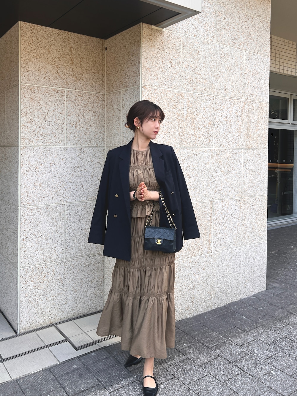 「大人ファッション、セットアップ、シャーリング、シャーリングブラウス、ジャケット、紺ブレ、サンダル、春コーデ」｜「NATURAL BEAUTY BASICの◇シャーリングブラウス＆スカート（ワンピース、ブラウン系）」を使った、諭吉⛄️さん（レディース・169cm）の春コーディネートの1枚目の写真