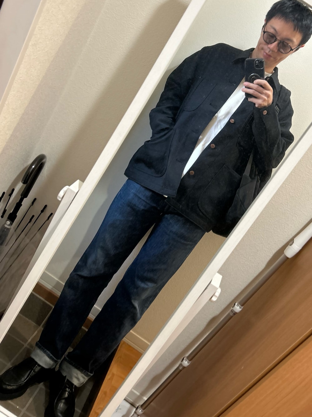「Wranglerの『別注』Wrangler×DOORS　COVERALL（カバーオール、ブラック系）」を使った、hana.さん（メンズ・184cm）の春コーディネートの1枚目の写真