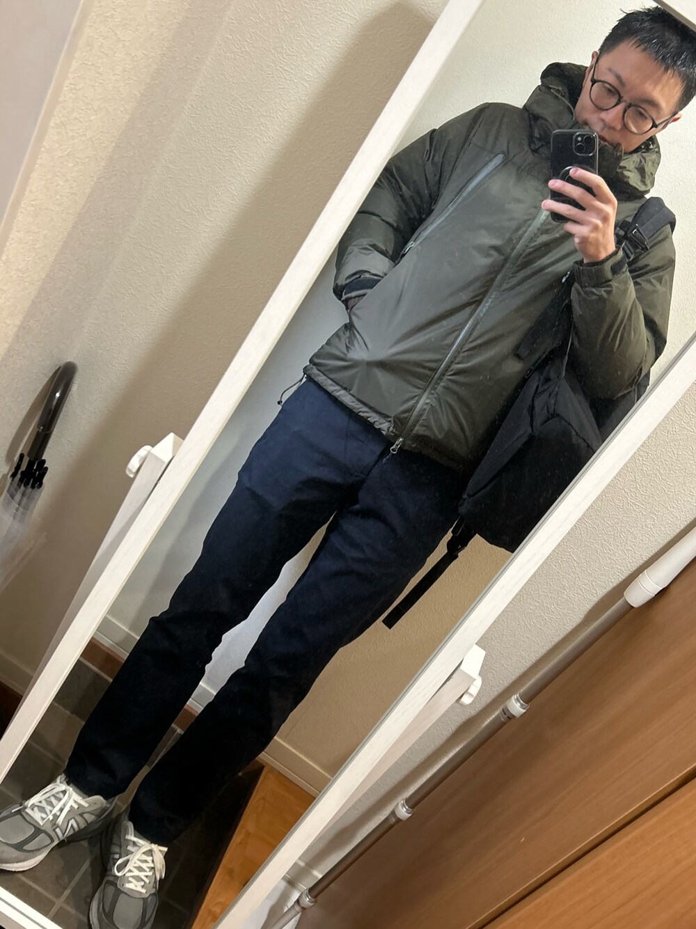 「NANGAの『別注』NANGA×URBAN RESEARCH iD　AURORA 3LAYER DOWN BZ（ダウンジャケット/コート、グリーン系）」を使った、hana.さん（メンズ・184cm）の冬コーディネートの1枚目の写真