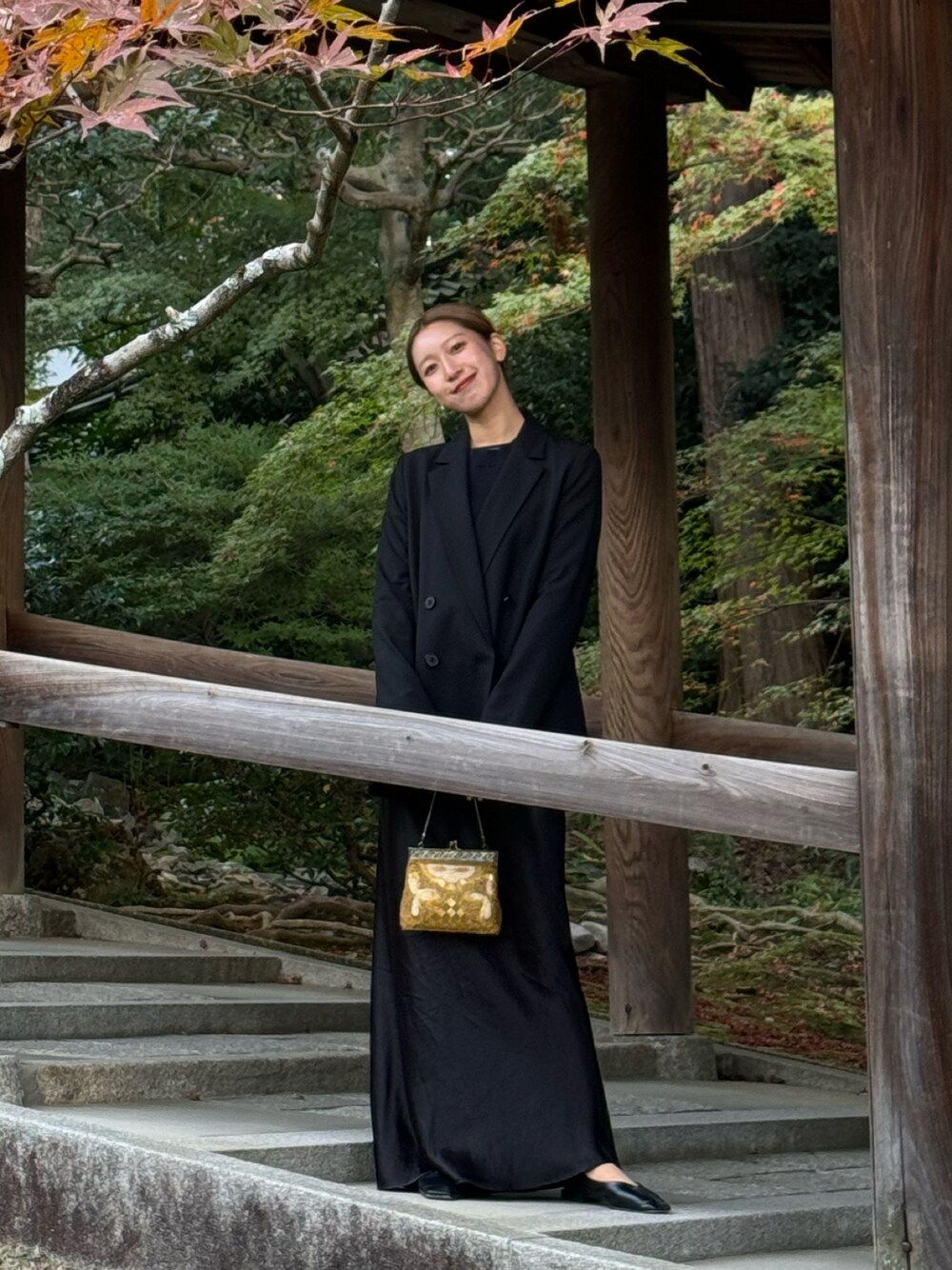 「ジャケット、ENOF、サテンスカート」｜「theoryのアイテム（テーラードジャケット、ブラック系）」を使った、MINAMIさん（レディース・164cm）の秋コーディネートの1枚目の写真