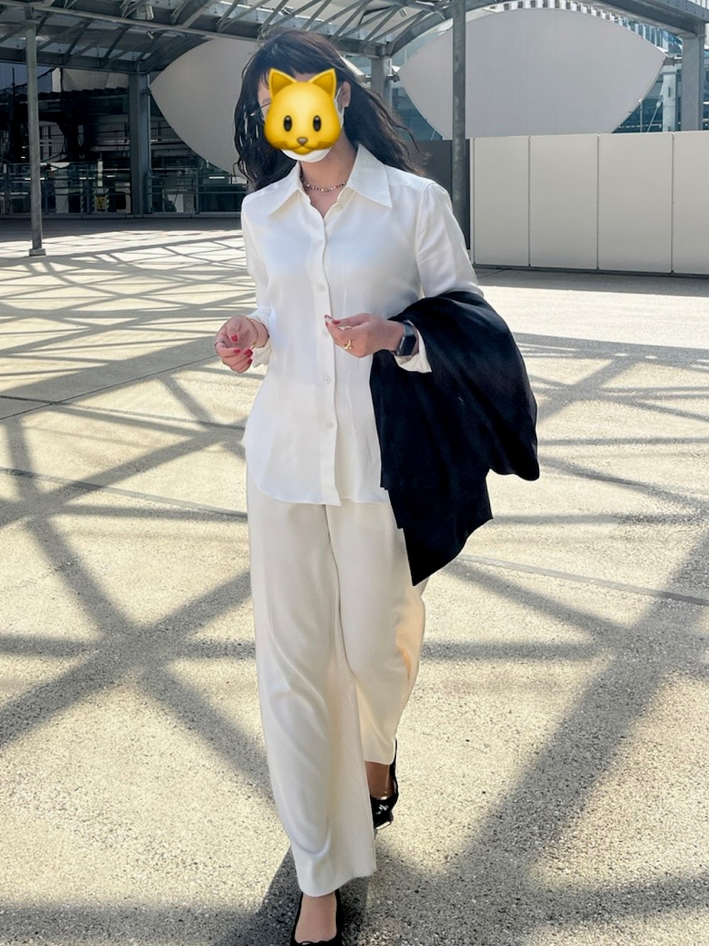 「春コーデ、ホワイト、オールホワイト、ootd、大人カジュアル、きれいめカジュアル、セオリー、はじめましてコーデ、モノトーン」｜「theoryのアイテム（テーラードジャケット、ブラック系）」を使った、MINAMIさん（レディース・164cm）の春コーディネートの1枚目の写真