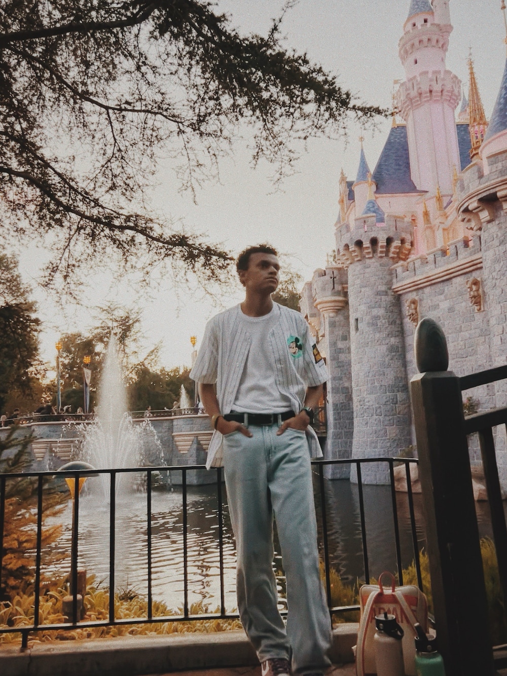 「fall、fall style、disney、Disneyland」｜「H&Mのアイテム（デニムパンツ、ブルー系）」を使った、Ossiee __さん（メンズ・173cm）の冬コーディネートの1枚目の写真
