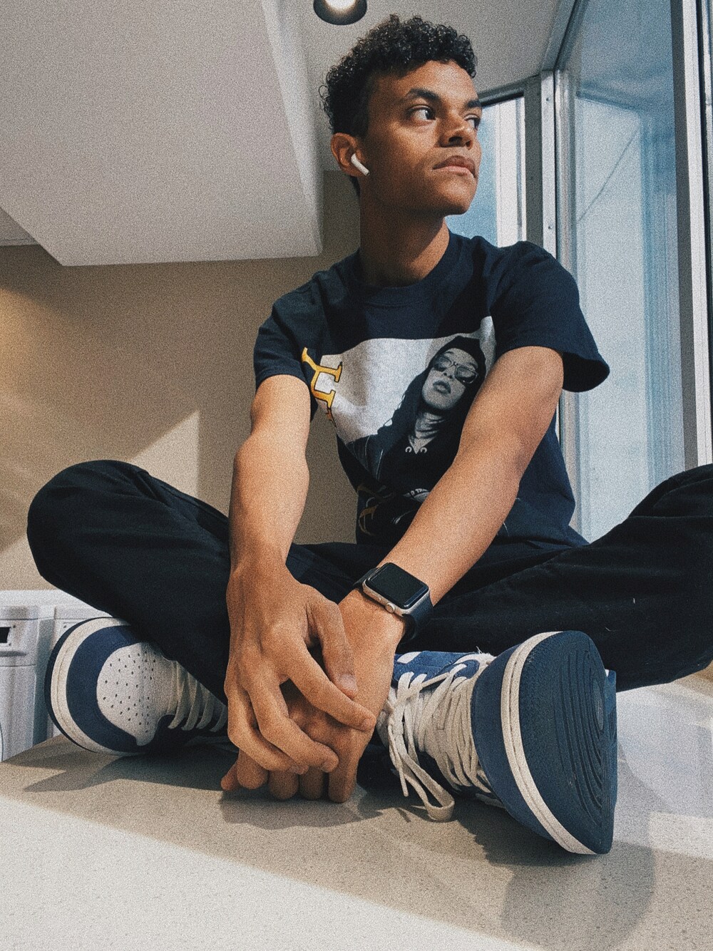 「black、90's、Jordan、fall style」｜「URBAN OUTFITTERSのアイテム（シャツ/ブラウス、ブラック系）」を使った、Ossiee __さん（メンズ・173cm）の秋コーディネートの1枚目の写真