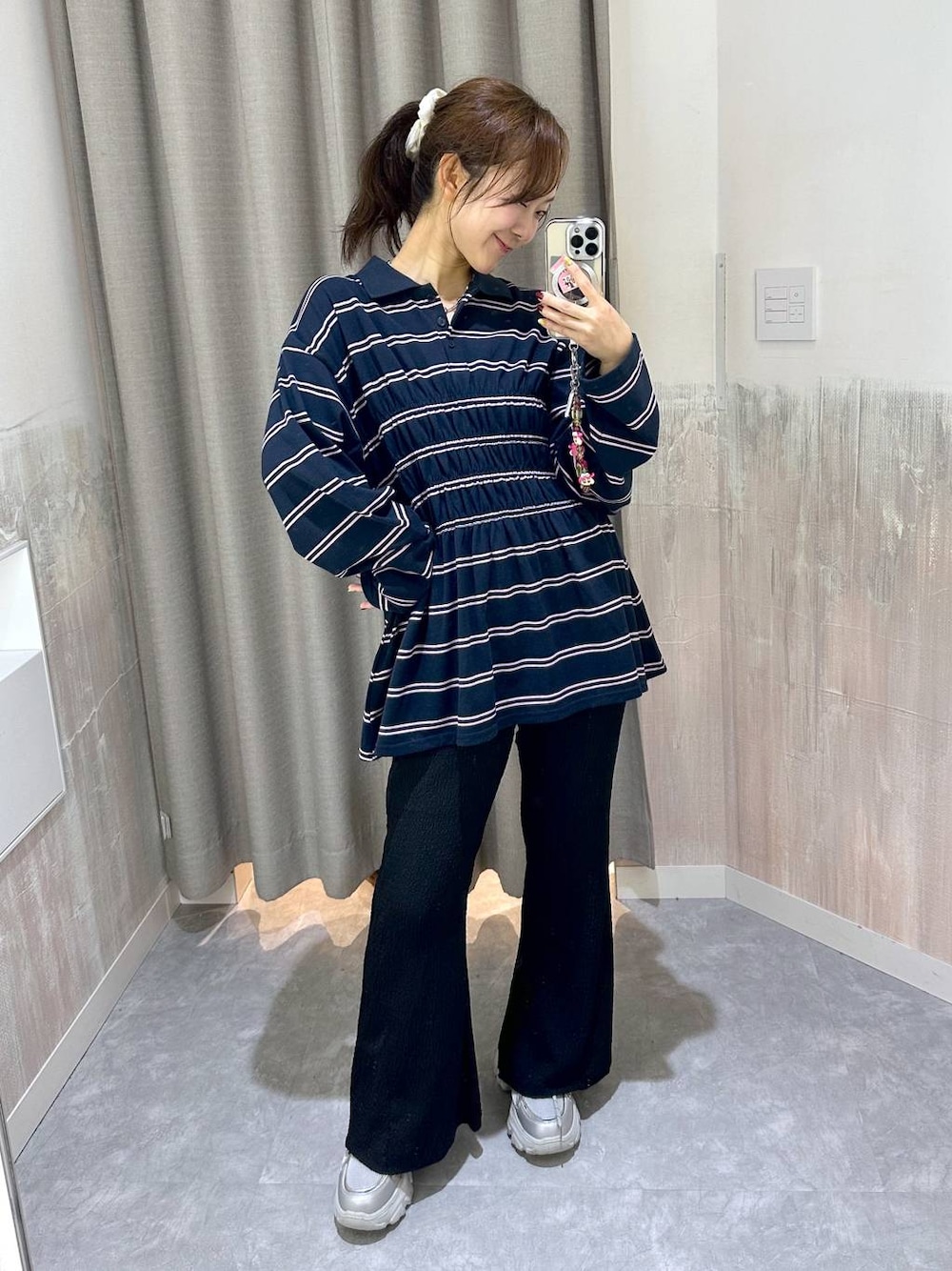 ブルー系のポロシャツ、ブラック系のその他パンツ、シルバー系のスニーカーを着用したレディースの秋コーディネートの1枚目の写真