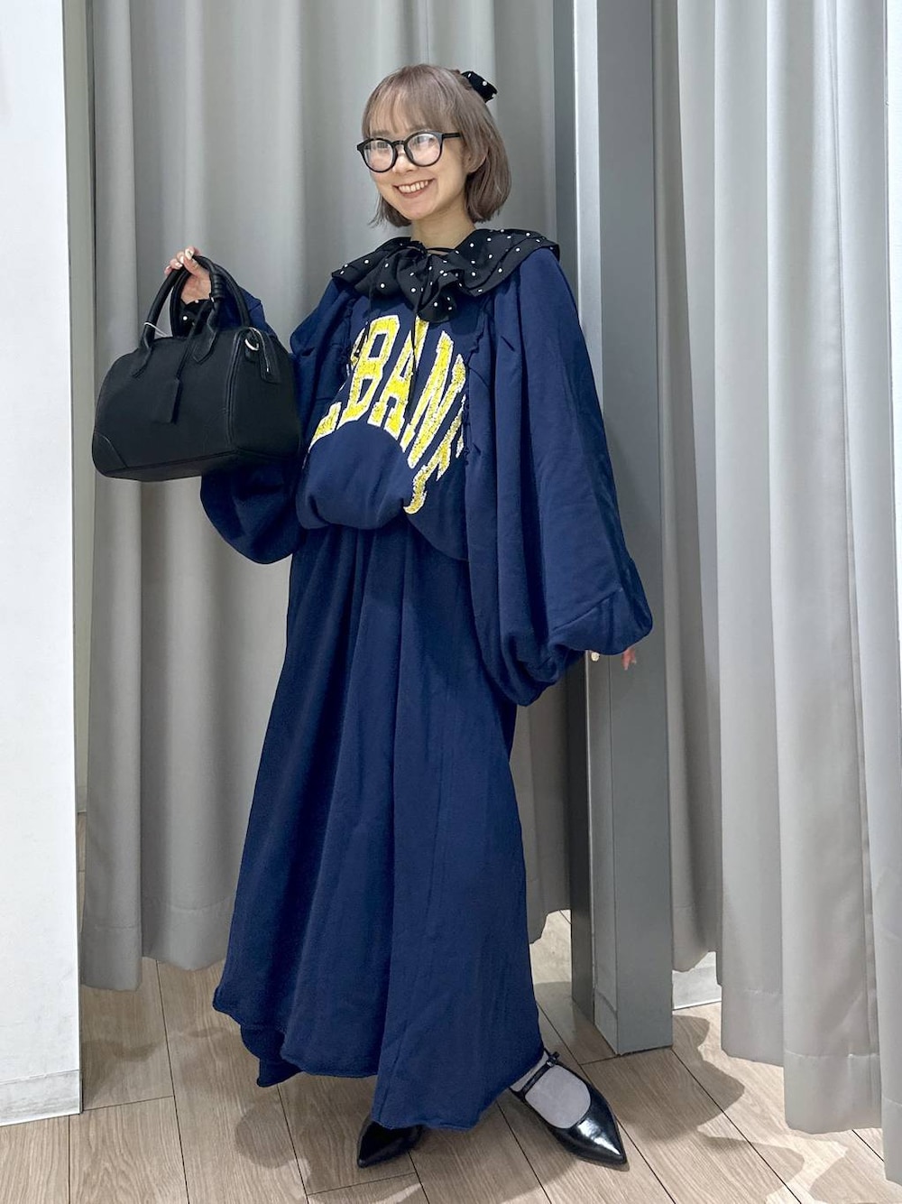 ブラック系のショルダーバッグ、ブラック系のパンプス、その他のシャツ/ブラウスを着用したレディースの秋コーディネートの1枚目の写真