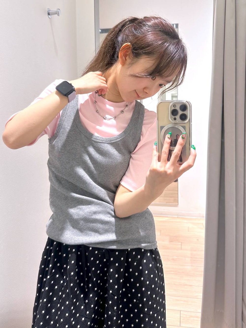グレー系のタンクトップ、ブラック系のサンダル、ピンク系のTシャツ/カットソーを着用したレディースの夏コーディネートの1枚目の写真