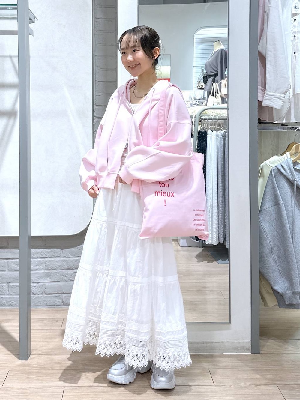 ホワイト系のTシャツ/カットソー、ピンク系のパーカー、ピンク系のトートバッグを着用したレディースの春コーディネートの1枚目の写真