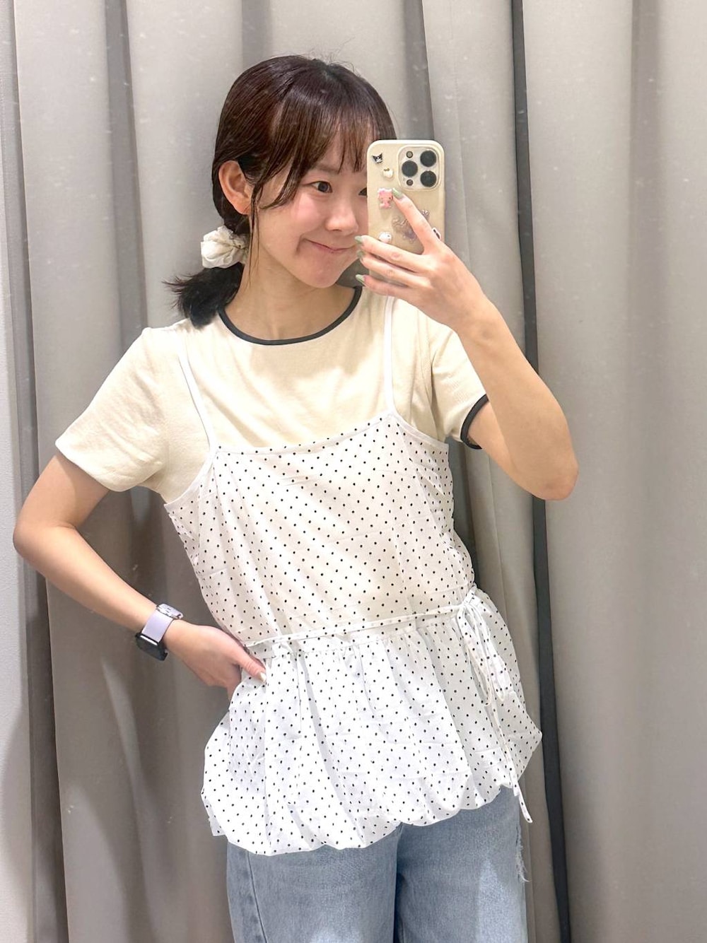 ブルー系のデニムパンツ、ベージュ系のTシャツ/カットソー、ホワイト系のキャミソールを着用したレディースの春コーディネートの1枚目の写真