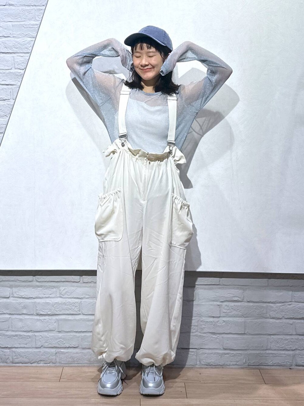 ホワイト系のワンピース、シルバー系のスニーカー、ホワイト系のキャミソールを着用したレディースの秋コーディネートの1枚目の写真