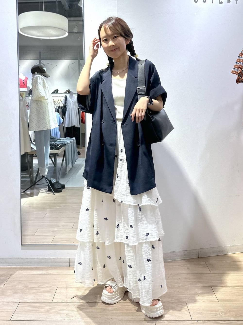ホワイト系のTシャツ/カットソー、ブルー系のテーラードジャケット、ホワイト系のスカートを着用したレディースの夏コーディネートの1枚目の写真