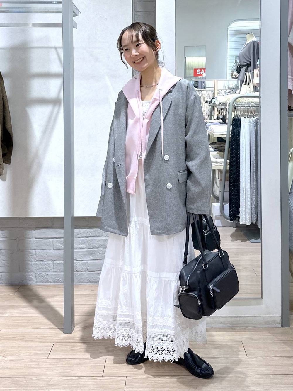 ホワイト系のTシャツ/カットソー、ピンク系のパーカー、グレー系のテーラードジャケットを着用したレディースの春コーディネートの1枚目の写真
