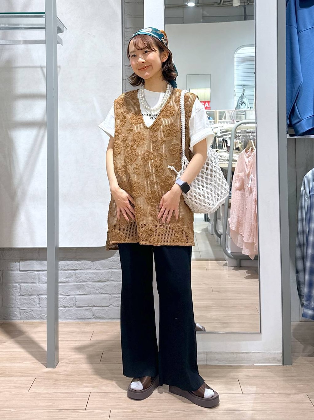 ブラウン系のサンダル、ホワイト系のトートバッグ、ホワイト系のTシャツ/カットソーを着用したレディースの夏コーディネートの1枚目の写真