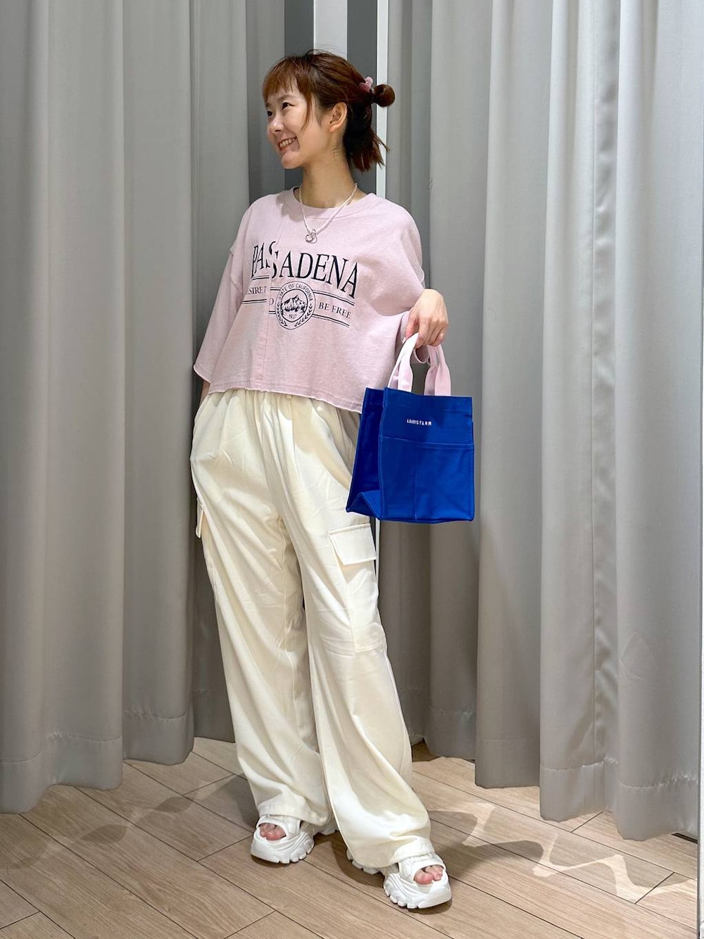 ホワイト系のサンダル、ピンク系のTシャツ/カットソー、ホワイト系のスラックスを着用したレディースの夏コーディネートの1枚目の写真