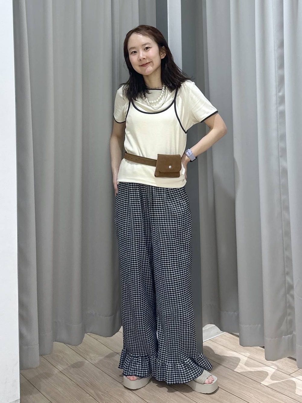 ホワイト系のサンダル、ベージュ系のTシャツ/カットソー、ブラック系のその他パンツを着用したレディースの夏コーディネートの1枚目の写真