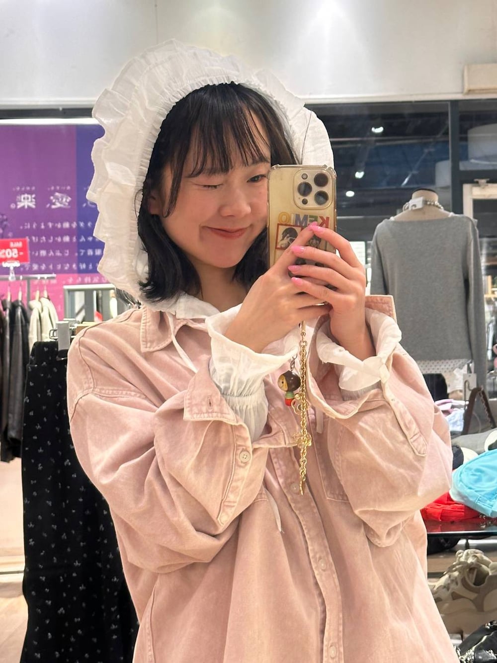 グレー系のスウェットパンツ、ホワイト系のシャツ/ブラウス、ピンク系のシャツ/ブラウスを着用したレディースの冬コーディネートの1枚目の写真